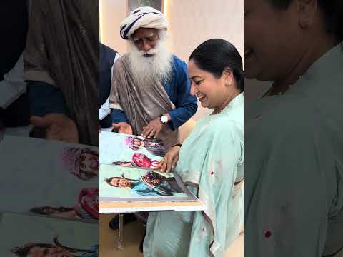 Delhi CM Smt. Rekha Gupta Receives “Disappearing Faces,” Sadhguru’s Latest Book