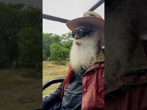 Sadhguru Sings “Maati Kahe Kumhar Se” En Route To A Village Of Potters