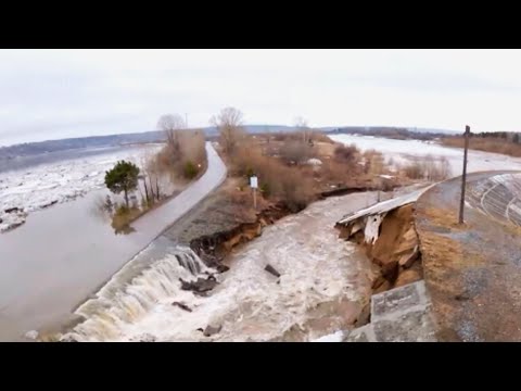 Насыпная дамба разрушилась в Томске из-за резкого повышения уровня воды в реке Томь